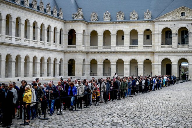 Tisoči Francozov so se čez vikend želeli posloviti od svojega nekdanjega predsednika.<br />
Foto Philippe Lopez Afp