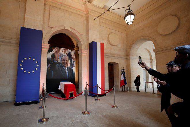 Kompleks Hotel des Invalides v Parizu je tradicionalno mesto slovesa za velike francoske državnike ali pomembne vojaške in druge osebnosti.<br />
Foto Reuters