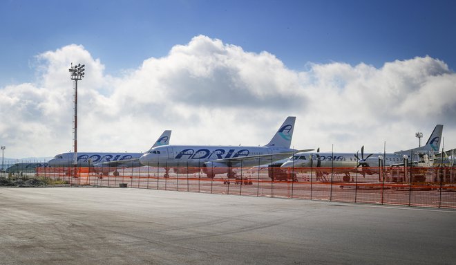 Dvesto milijonov evrov bi bilo potrebnih, če bi hoteli Adrio Airways postaviti na kolikor toliko trdne noge. FOTO: Jože Suhadolnik/Delo