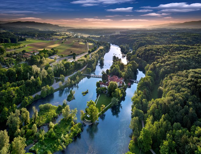 Po slikoviti okolici Otočca je speljanih 15 pohodniških in kolesarskih poti, od lahkih, kot je družinska ob reki Krki, do zahtevnejših, kot je na primer pot na Gorjance. Foto: Terme Krka