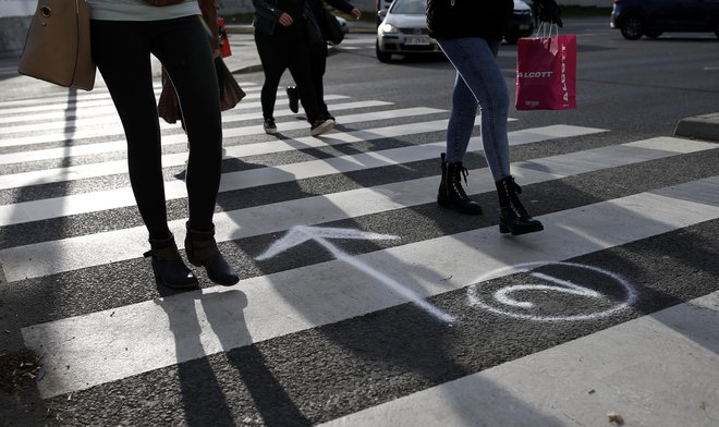 Letos je na cestah umrlo 11 peščcev, od tega devet zvečer oziroma ob temnejšem delu dneva. FOTO: Blaž Samec/Delo