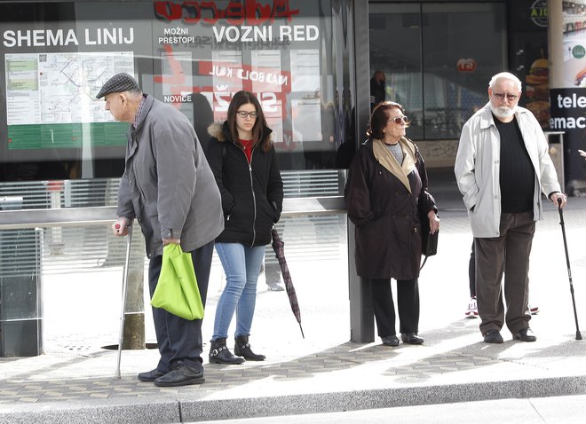 V skupnosti socialnih zavodov opozarjajo, da imamo v Sloveniji eno najvišjih stopenj zaposlenosti žensk, kar pomeni, da bo precej manj družin lahko skrbelo za ostarele. Foto Mavric Pivk