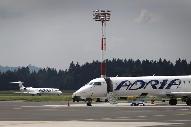 Odpovedali so današnje poznopopoldanske polete v Frankfurt, München, Bruselj, Zürich, Tirano in na Dunaj, ki so jih napovedali v petek. FOTO: Leon Vidic/Delo