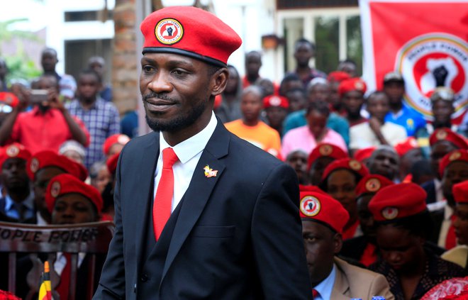 Rdeča baretka je zaščitni znak opozicijskega politika Bobija Wina. FOTO: James Akena/Reuters