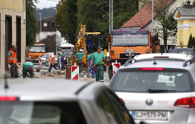 Dela na Vodnikovi povzročajo prometne zastoje. FOTO: Matej Družnik/Delo