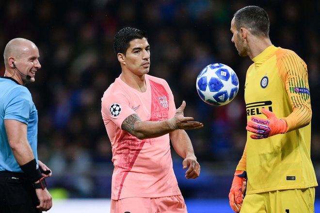 Luis Suarez in Samir Handanović bosta tudi nocoj velika tekmeca.<br />
FOTO: AFP