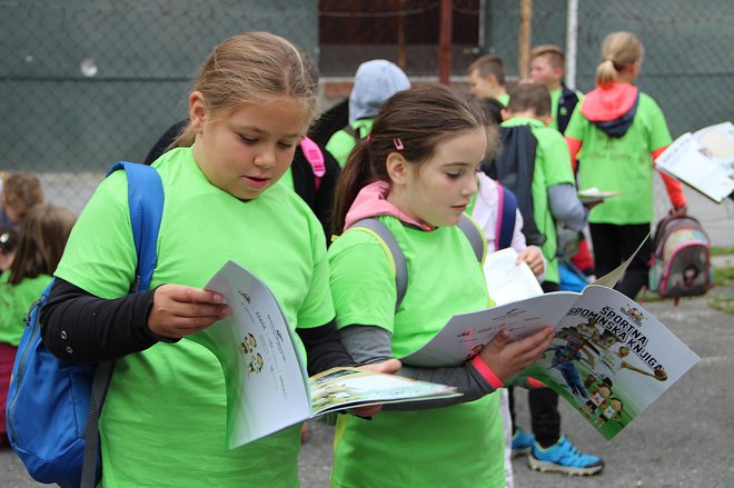 Športna spominska knjiga je očitno zanimiva. FOTO: Simona Fajfar