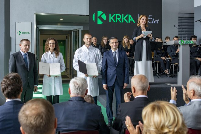 Odprtja novega razvojno-kontrolnega centra Krke se je v spremstvu nekdanjega predsednika uprave Leka Vojmirja Urlepa udeležil tudi premier Marjan Šarec. Foto Voranc Vogel