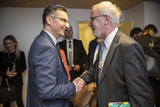 Predsednik vlade Marjan Šarec in predsednik Evropske investicijske banke (EIB) Werner Hoyer sta se srečala v Davosu. Bo znala Slovenija pritegniti del denarne pogače, ki je na mizi. Foto: STA