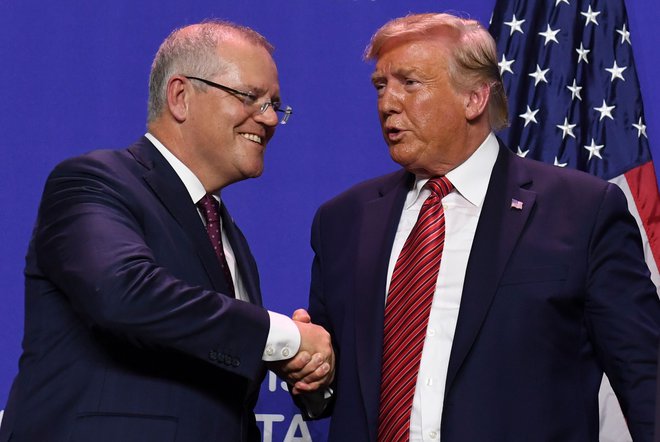 Avstralski premier Morrison z ameriškim predsednikom Trumpom. FOTO: Saul Loeb/AFP