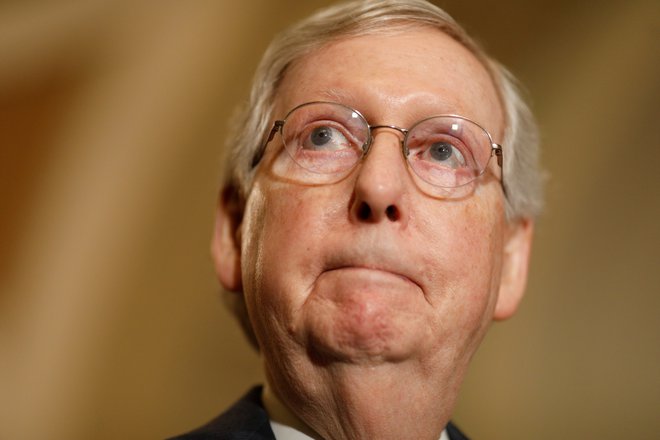 Voditelj republikanske večine v ameriškem senatu Mitch McConnell. FOTO:Tom Brenner/Reuters