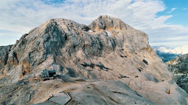 Posnetek Triglavskega ledenika iznad Kredarice z brezpilotnim letalnikom. FOTO: Rok Ciglič, Arhiv Giam ZRC SAZU