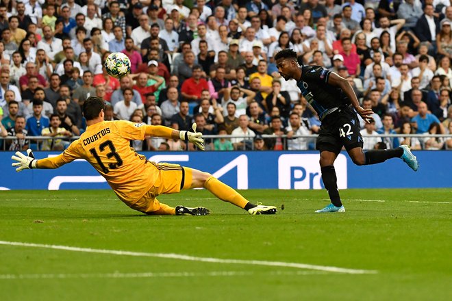 Nigerijski napadalec pri Bruggeju Emmanuel Dennis Bonaventure je v prvem polčasu Realu zabil dva gola in nakazal presenečenje na štadionu Santiago Bernabeu. FOTO: AFP