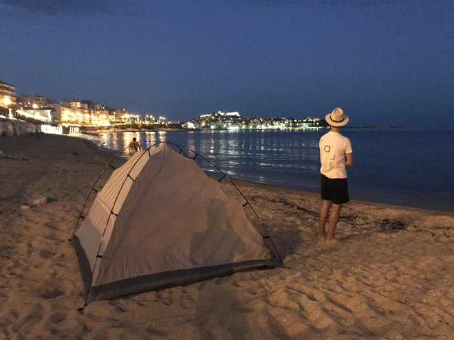 Zaradi divjega kampiranja nista imela težav, sta pa vestno šotor postavila šele ob mraku in ga že zgodaj zjutraj pospravila. FOTO: osebni arhiv