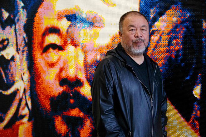 Weiwei, ki je znan po orjaških umetniških instalacijah, se zadnja leta posveča begunski problematiki. FOTO: Tolga Akmen/Afp