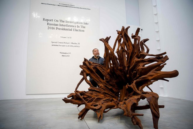 Ai Weiwei z eno od svojih skulptur. FOTO: Tolga Akmen/Afp