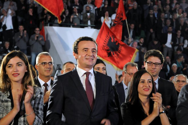 Čeprav med kandidati za premierja prepričljivo vodi Albin Kurti, njegova morebitna zmaga še ne pomeni, da bo postal mandatar. FOTO: Laura Hasani/Reuters