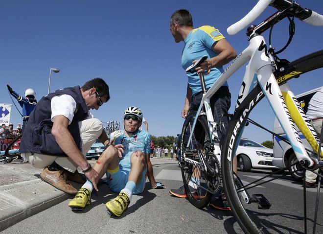 Jani Brajkovič se je v svoji bogati kolesarski karieri že ničkolikokrat znašel na asfaltu in tudi na dirki Po Hrvaški v današnji 2. etapi ni imel sreče. FOTO: Reuters