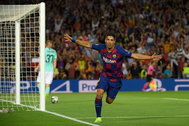 Barcelona je z goloma Luisa Suareza na štadionu Camp Nou le strla črno-modrega žilavega tekmeca iz Milana za prvo zmago v skupini. FOTO: AFP