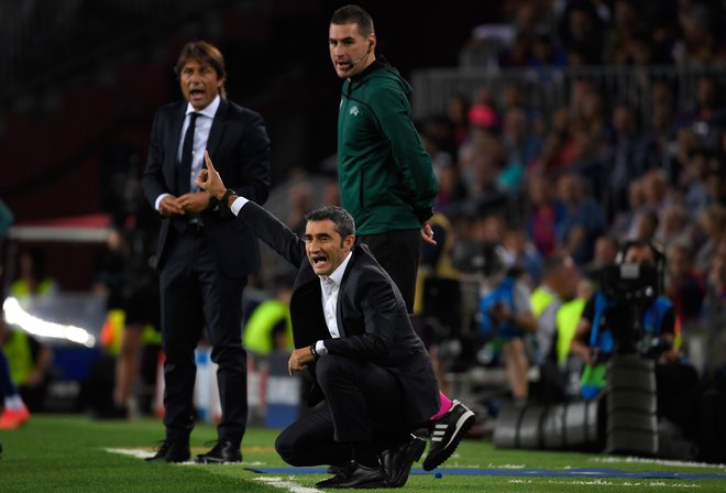 Ernesto Valverde (v ospredju) je v prvem polčasu dobil tudi taktično lekcijo Antonia Conteja, v drugem pa je bil on tisti, ki je Italijanu pripravil lekcijo. FOTO: AFP