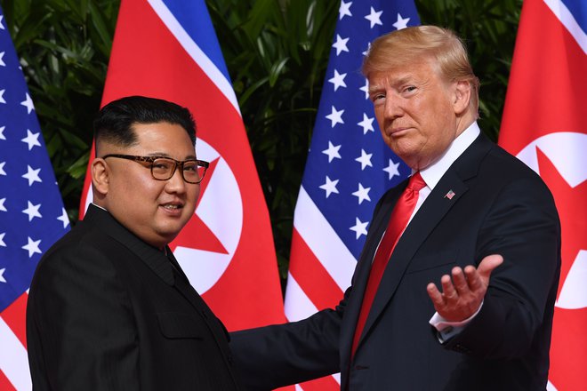 Srečanje severnokorejskega predsednika Kim Džong Una in ameriškega predsednika Donalda Trumpa menda ni ogroženo. FOTO: Saul Loeb/AFP