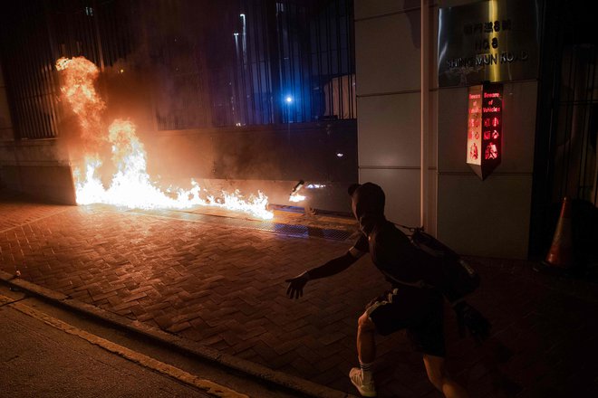 Izgredniki so na protestu znova uporabili molotovke. FOTO: Nicolas Asfouri/AFP