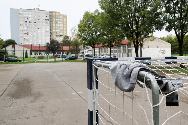 Brata sta 14-letnika napadla na igrišču za osnovno šolo. FOTO: Marko Feist