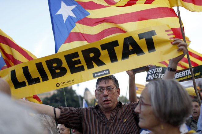 Člane iniciativne skupine skrbi, ker španske oblasti že dve leti v priporu zadržujejo devet katalonskih civilnodružbenih in političnih voditeljev. FOTO: Pau Barrena/AFP