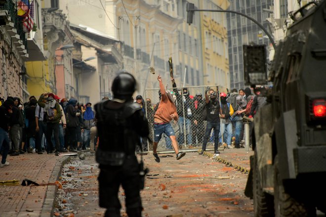 Med včerajšnjimi protesti v glavnem mestu Ekvadorja so se soočili demonstranti in policisti. FOTO: Rodrigo Buendia/AFP