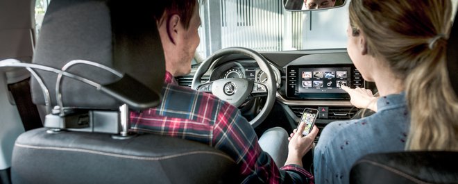 Telefon v avtu in avto v telefonu: Scala je ves čas »online«, sistem ŠKODA Connect pa omogoča storitve, povezane z oddaljenim dostopom in prenosom informacij (odklepanje ali zaklepanje avta od koderkoli po telefonu, »online« naviga