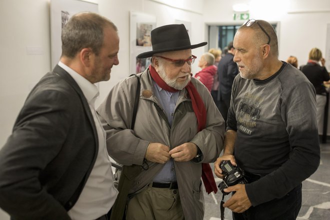 Evgen Bavčar je kljub invalidnosti fotograf. Tokrat v družbi večkrat nagrajenega fotografa Srdjana Živulovića in tolminskega župana Uroša Brežana.