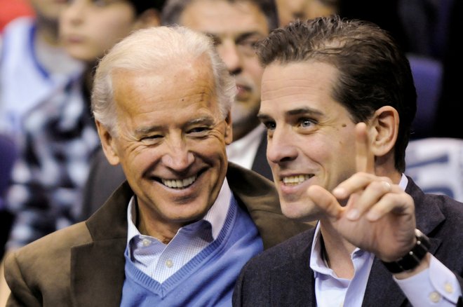 Nekdanji demokratski podpredsednik Joe Biden in njegov sin Hunter Biden. FOTO:Jonathan Ernst/Reuters