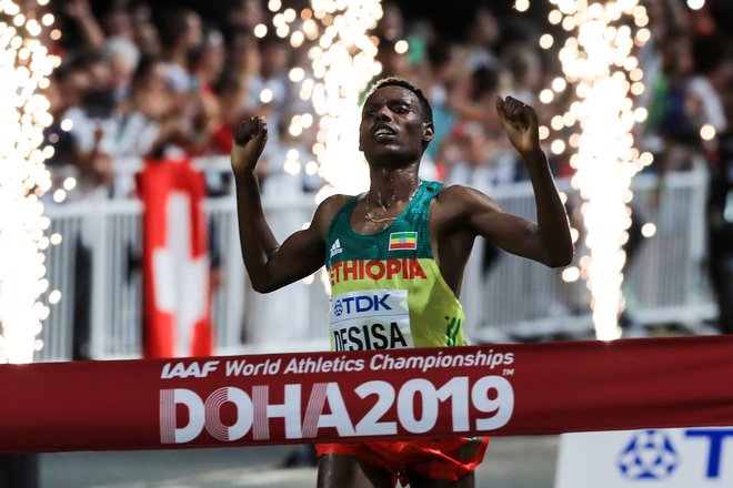 Lelisa Desisa zlato medaljo osvojil s časom 2:10:40. FOTO: Mustafa Abumunes/AFP