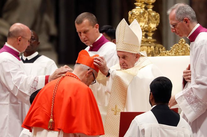 Papež Frančišek je v baziliki sv. Petra v Vatikanu umestil 13 novih kardinalov, med njimi jezuita Michaela Czernyja, podtajnika vatikanskega urada za begunce in migrante. Foto Reuters