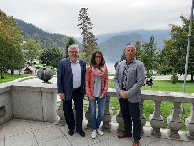 Župan Bleda Janez Fajfar, Bojana Lukan in Robert Klinar so prepričani, da bodo uresničili zastavljene načrte. FOTO: Janez Porenta