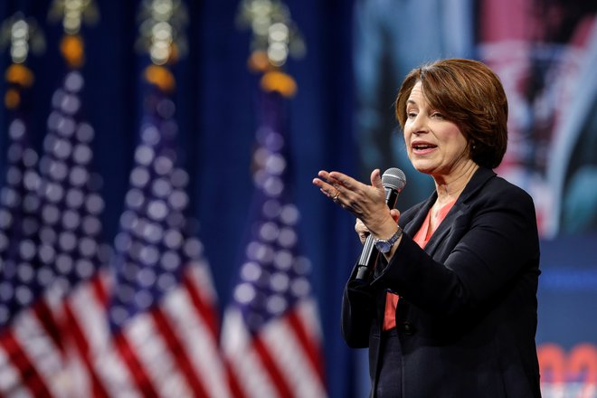 Senatorki slovenskih korenin Amy Klobuchar so očitali, da ni dovolj agresivna za spopad s Trumpom. Zdaj pa ga je tudi ona začela ostro napadati. Ji bo to prineslo nove politične točke? FOTO: Reuters