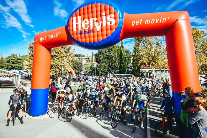 Kolesarji na srednji trasi Luka Koper (48 km) in dolgi trasi Hervis (78 km) pa so se podali v zaledje Istre ter bili znova navdušeni nad panoramami in razgibanim terenom. Foto: Fuf