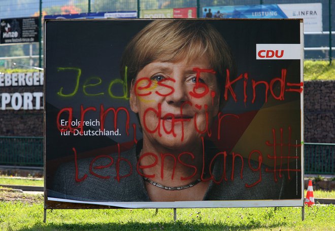 &raquo;Vsak peti otrok je reven, zato dosmrtni zapor.&laquo; Grafit med volilno kampanjo Angele Merkel. FOTO: Matthias Schumann/Reuters
