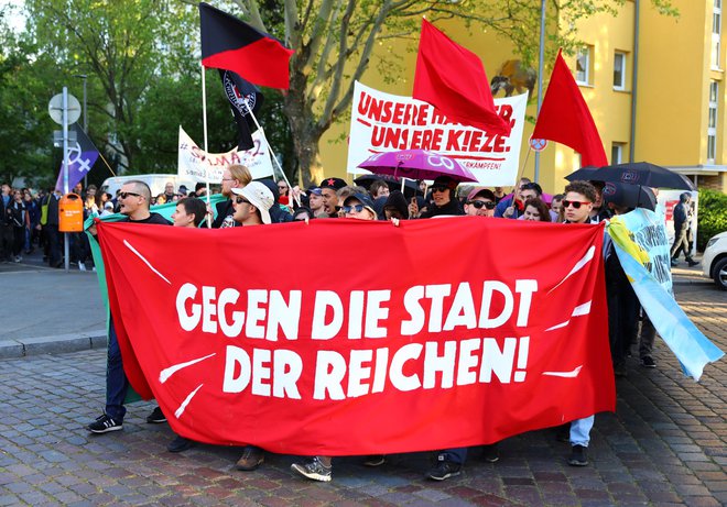 »Proti mestu bogatašev,« piše na transparentu protestnikov, ki so letos v Berlinu nasprotovali nebrzdanim podražitvam najemnin in stanovanj. FOTO: Christian Mang/Reuters