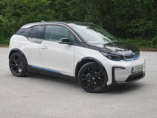 BMW i3 je tudi po šestih letih še vedno futuristično oblikovan posebnež, ki ni podoben nobenemu drugemu avtomobilu te bavarske znamke. Foto Boštjan Okorn