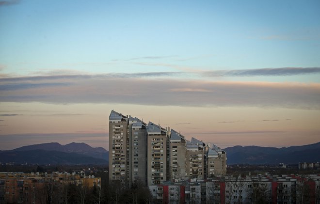 Cene stanovanjskih nepremičnin so v Sloveniji v drugem četrtletju glede na prvo zrasle za 1,3 odstotka, glede na drugo četrtletje lani pa za 5,8 odstotka. FOTO: Matej Družnik/Delo