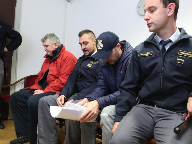 Filip Didović (na fotografiji v rdeči jakni) in nekdanji kriminalist Danilo Lavrinc nista priznala pečanja z drogo. FOTO: Dejan Javornik