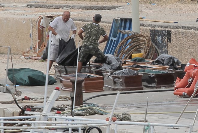 V času nesreče blizu Lampeduse je bilo vreme slabo, valovi pa visoki. FOTO: Reuters