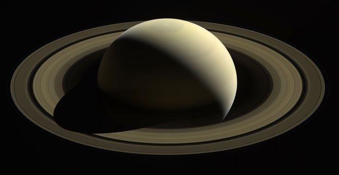 Morda se v okolici skriva še kakšen naravni satelit Saturna. FOTO: NASA/JPL-Caltech/Space Science Institute/AFP