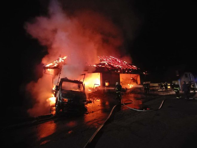 Gasilci so najprej branili bližnje stanovanjske objekte, nato pa aktivno gasili delavnico. FOTO: PGD Cerkno