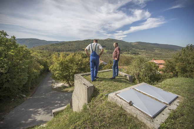 Vas Dvori blizu Sočerge nima javnega vodovoda, ima pa svoje lastno zajetje. FOTO: Leon Vidic/Delo