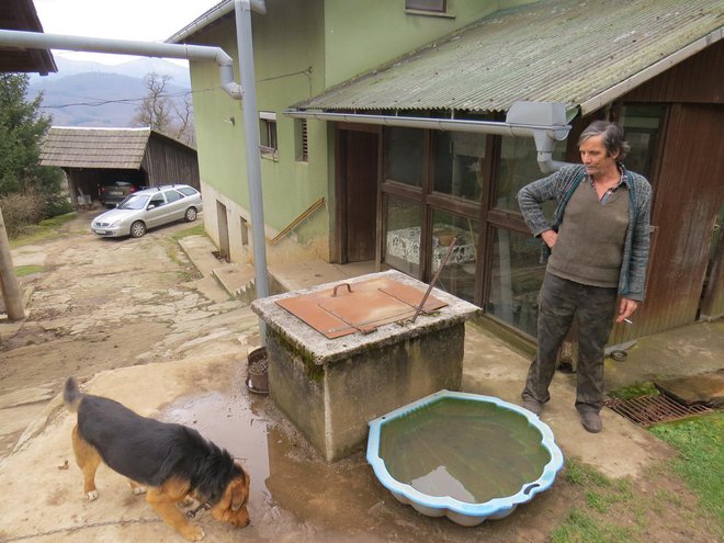 V Vasi Sela pri Ajdovcu (občina Žužemberk) so vodovod zgradili do vasi, vendar prebivalci, med njimi tudi Marjan Gnidovec, še čakajo na priključke do hiš. FOTO: Bojan Rajšek/Delo