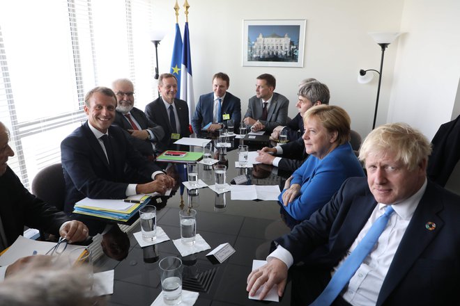 Francoski predsednik Emmanuel Macron, nemška kanclerka Angela Merkel in drugi evropski voditelji vsaj za zdaj niso pripravljeni popustiti zahtevam Borisa Johnsona. Foto: Afp