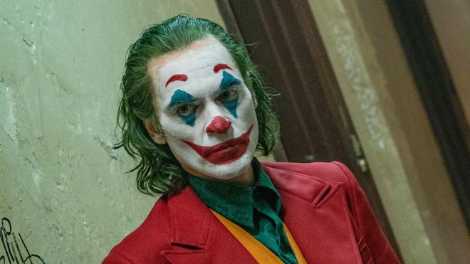 Phillipsov Joker je negativec, ki ga gledalec nujno ne obsoja, ampak lahko z njim celo sočustvuje, kar je za nekatere nesprejemljivo. FOTO: Niko Tavernise/Warner Bros