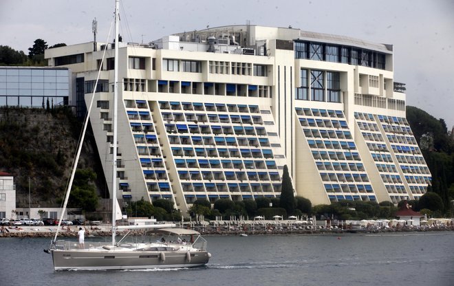 Grand hotel Bernardin naj bi kmalu pristal v skupni družbi. Foto Mavric Pivk